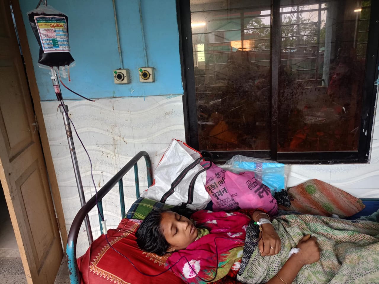 যৌতুকের কাছে হেরে যাচ্ছে শাহিনার জীবন,হাসপাতালের বেডে শুয়ে গুনছে মৃত্যুর প্রহর
