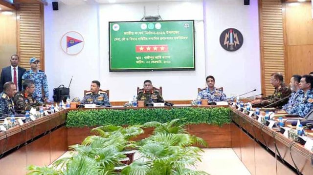 গাজীপুরে তিন বাহিনী প্রধানের মতবিনিময়