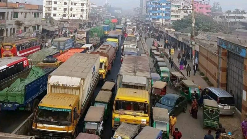 গাজীপুর অংশে ঢাকা- ময়মনসিংহ মহাসড়কের উভয় পাশে দীর্ঘ যানজট অসহনীয় দূর্ভোগ যাত্রীদের